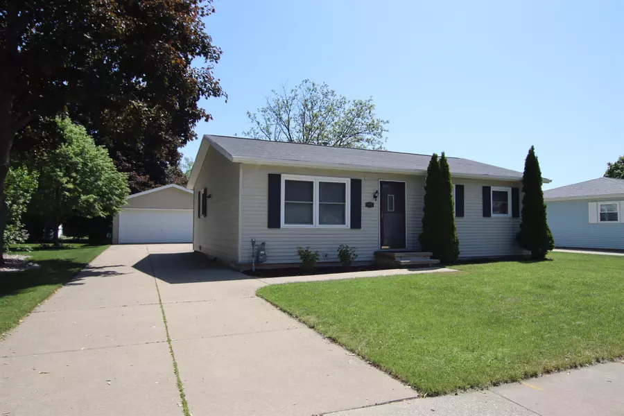 1090 GREENFIELD TRL, Oshkosh, WI 54937-8032