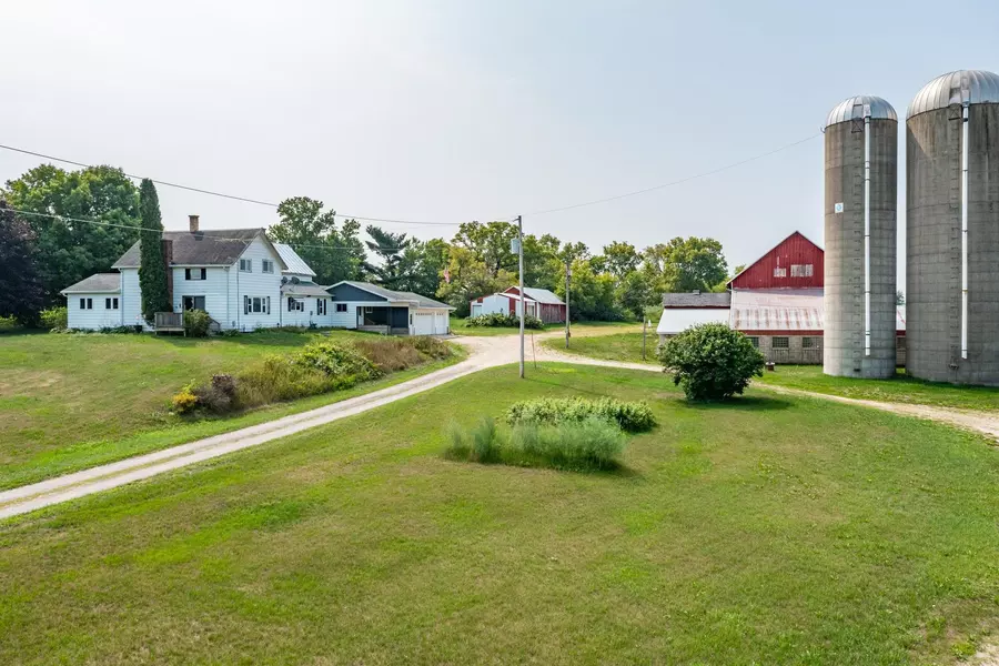 E7051 LITTLE CREEK RD, Manawa, WI 54949