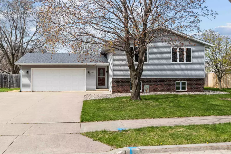 1216 E MEADOW GROVE BLVD, Appleton, WI 54915-4611