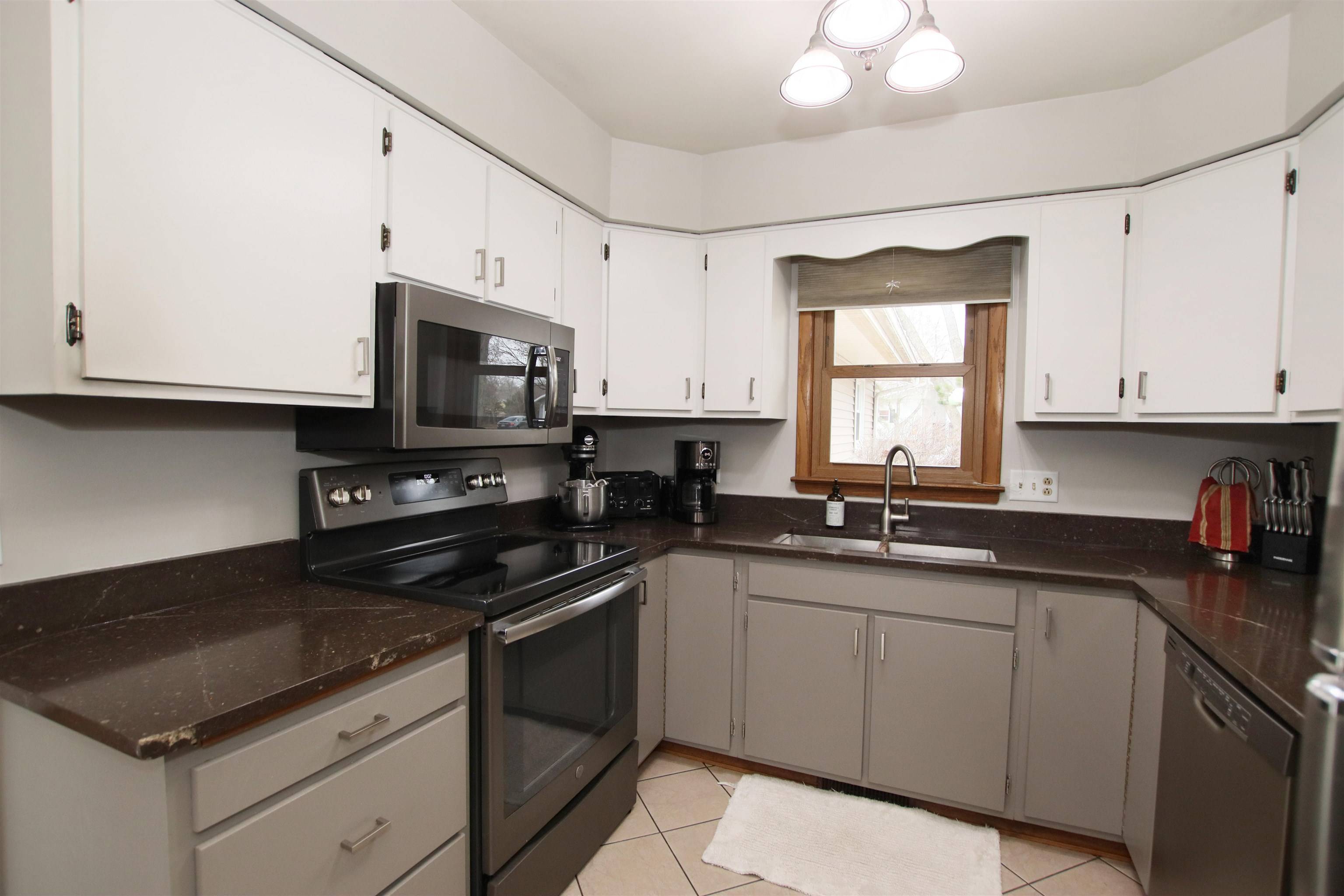 Fond Du Lac, WI 54935-6258,869 MEQUON AVE