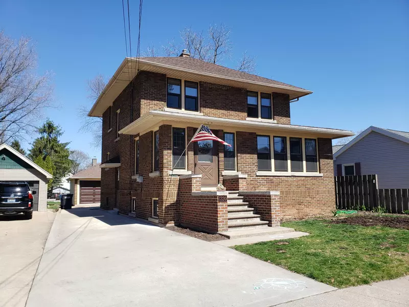 1320 RAHR AVE, Oshkosh, WI 54901