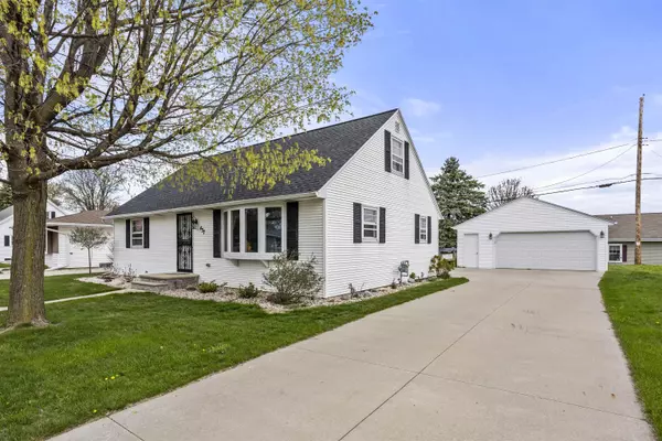 437 BONNIE LN, Combined Locks, WI 54113