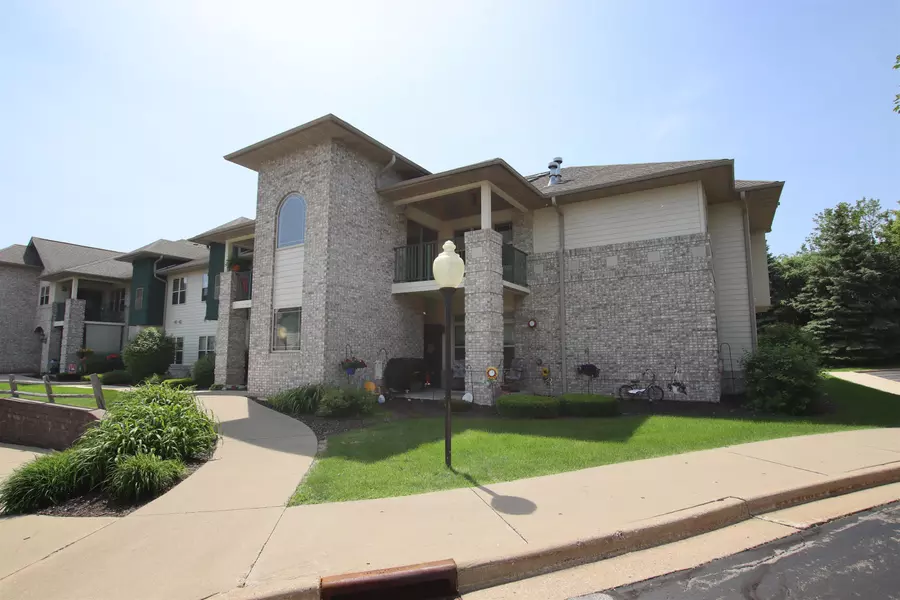450 N SILVERBROOK DR #202, West Bend, WI 53090
