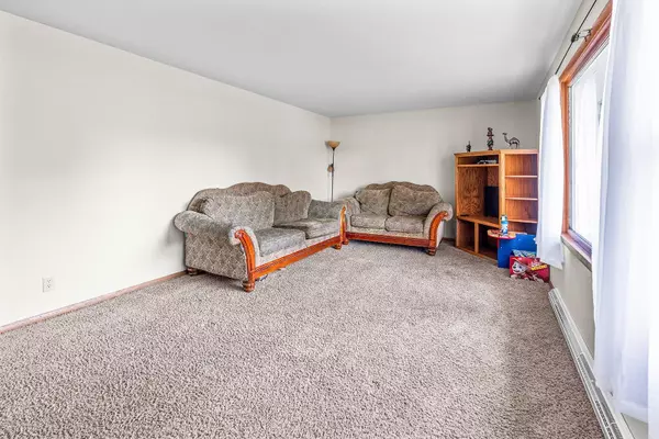 Neenah, WI 54956,814 FIELDCREST DR
