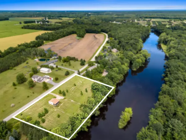 4031 N RIVER RD, Oconto, WI 54153