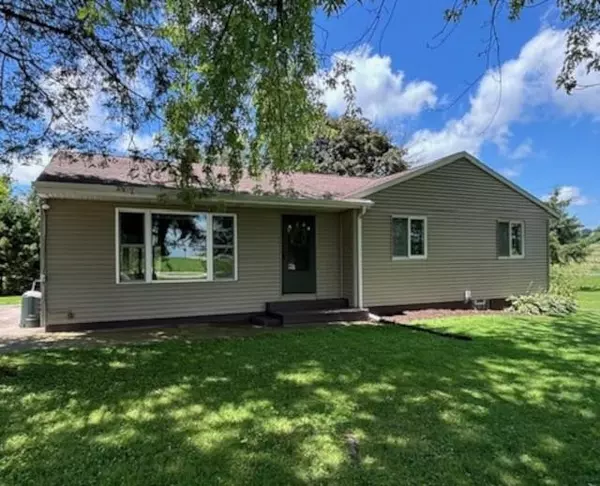 N6090 WAGNER RD, Mount Calvary, WI 53057-9789