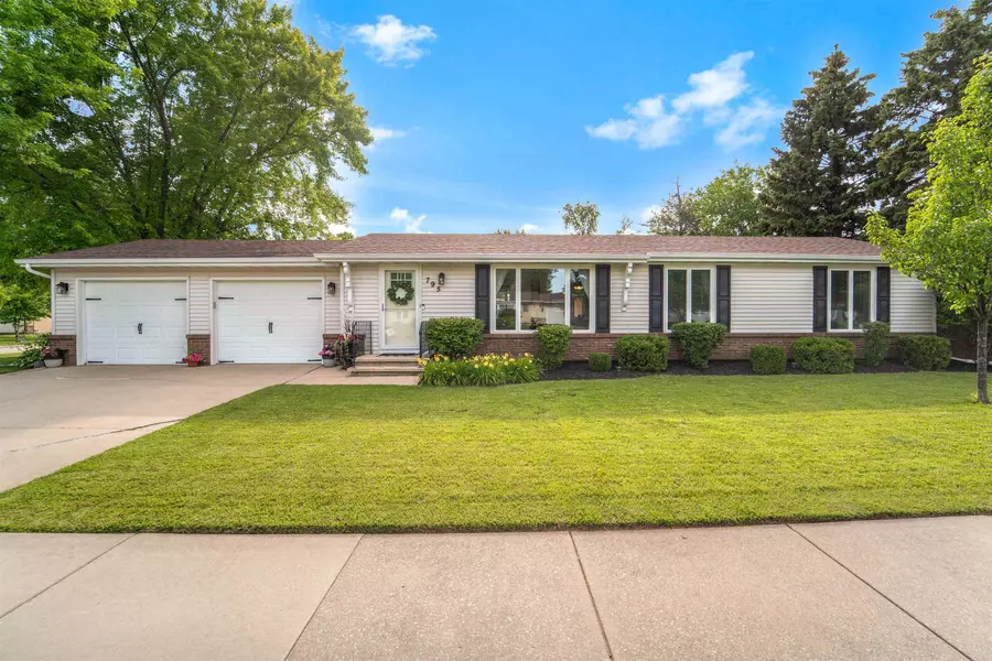 795 GREENFIELD TRL, Oshkosh, WI 54904