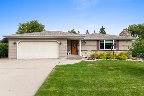 1074 MEADOW LN, Neenah, WI 54956