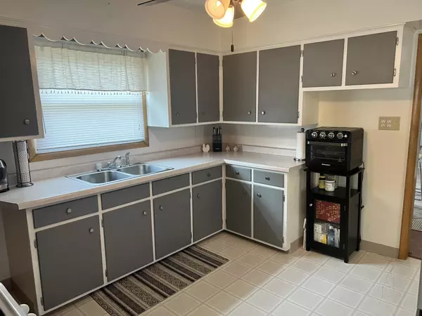 Oshkosh, WI 54901-2820,1422 CEDAR ST