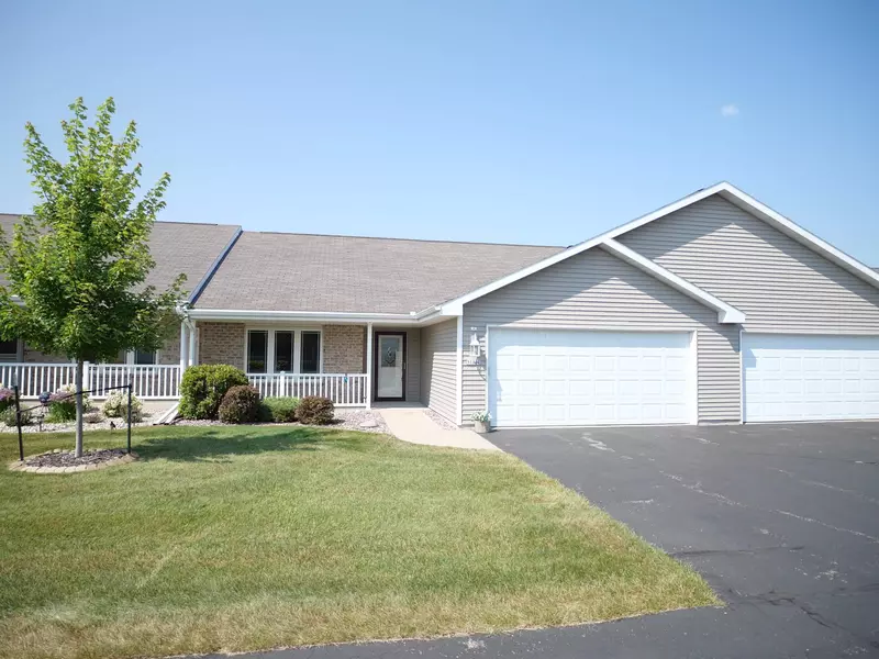 3180 ELK RIDGE DR #E, Oshkosh, WI 54904-6743