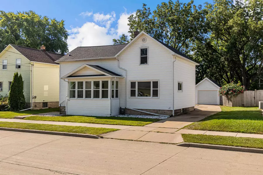 927 W 10TH AVE, Oshkosh, WI 54902