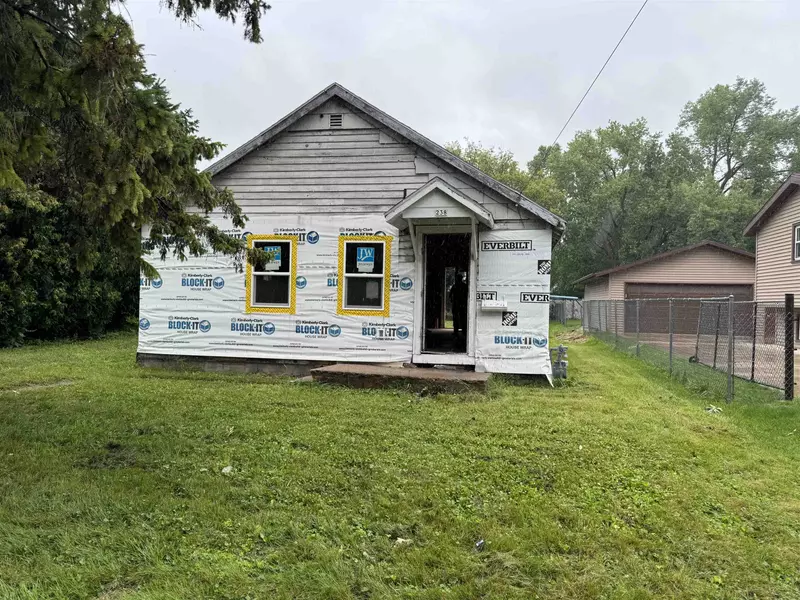 238 W SMITH AVE, Oshkosh, WI 54901