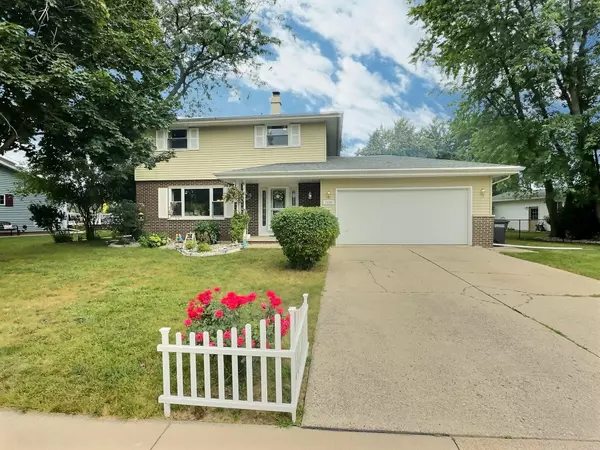 2430 KINGSTON PL, Oshkosh, WI 54904-8113