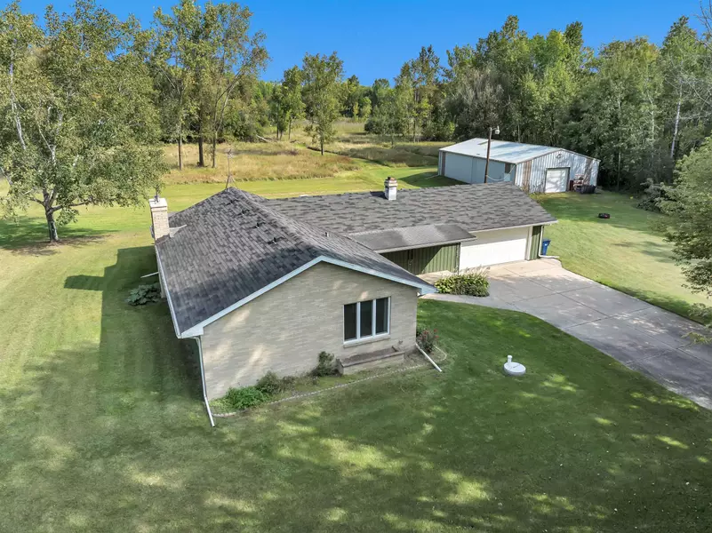 892 RESORT RD, Suamico, WI 54173