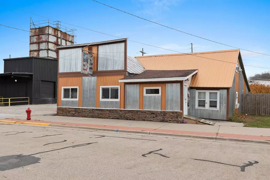 126 HURON AVE, Oconto, WI 54153