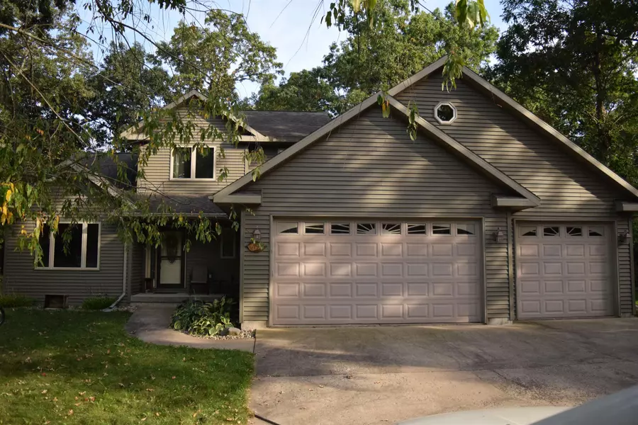 799 WOODLAND CIR, Waupaca, WI 54981