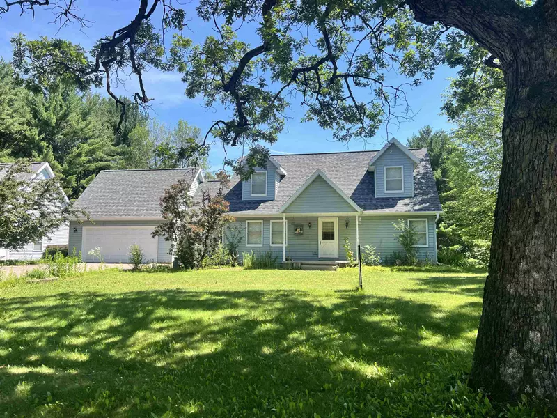 E1782 GARFIELD LN, Waupaca, WI 54981-8213