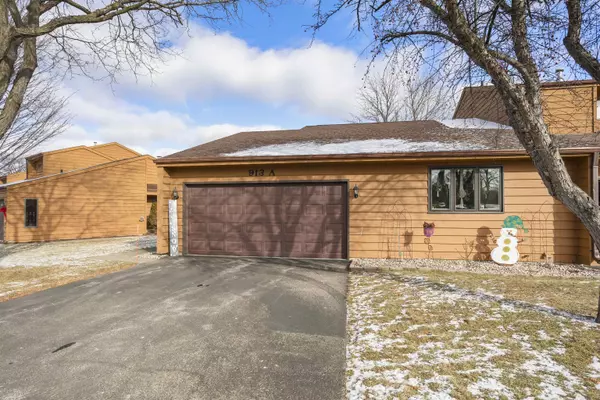 913 E WINDFIELD PL, Appleton, WI 54911