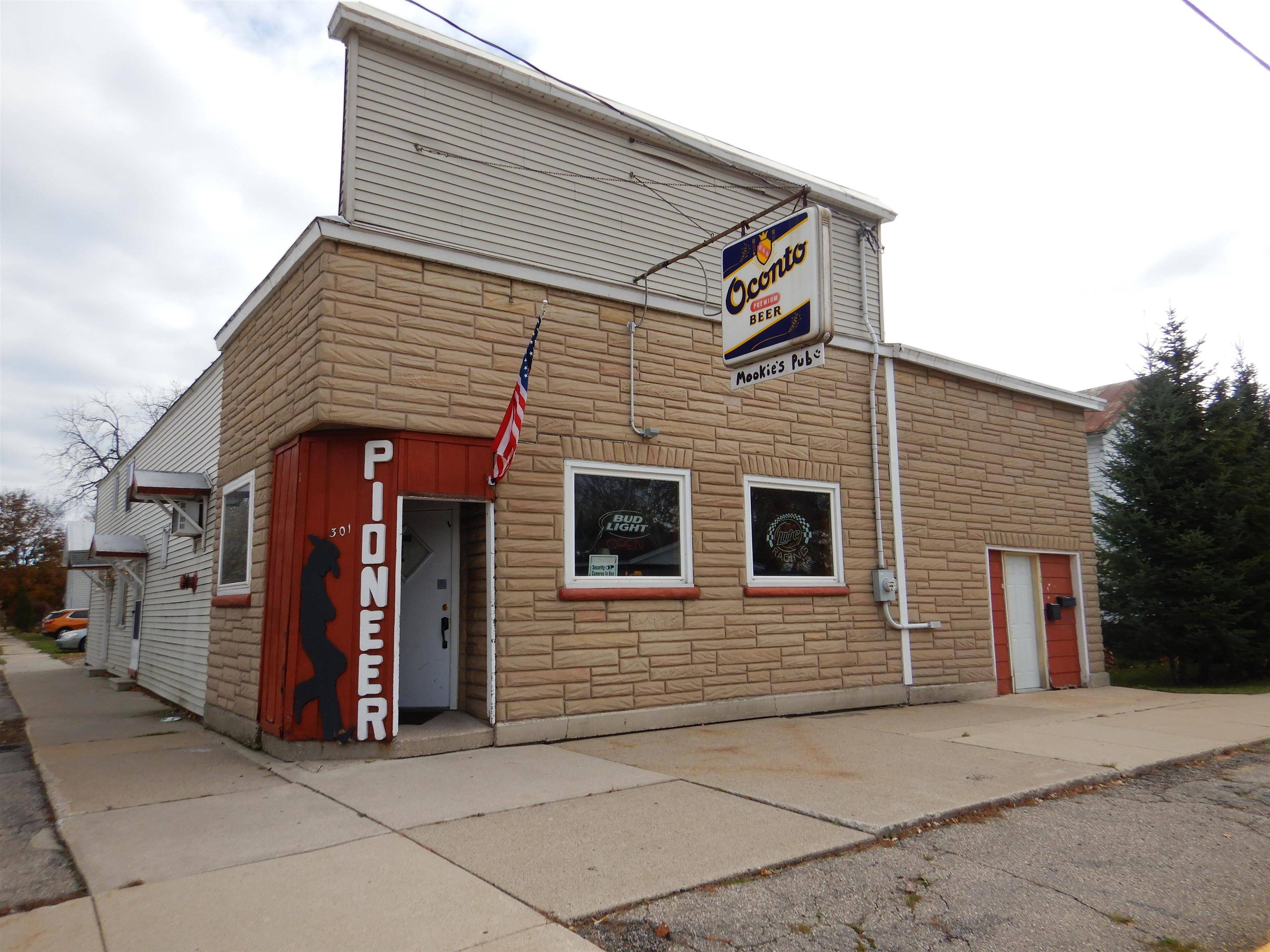 301 COLLINS AVE, Oconto, WI 54153