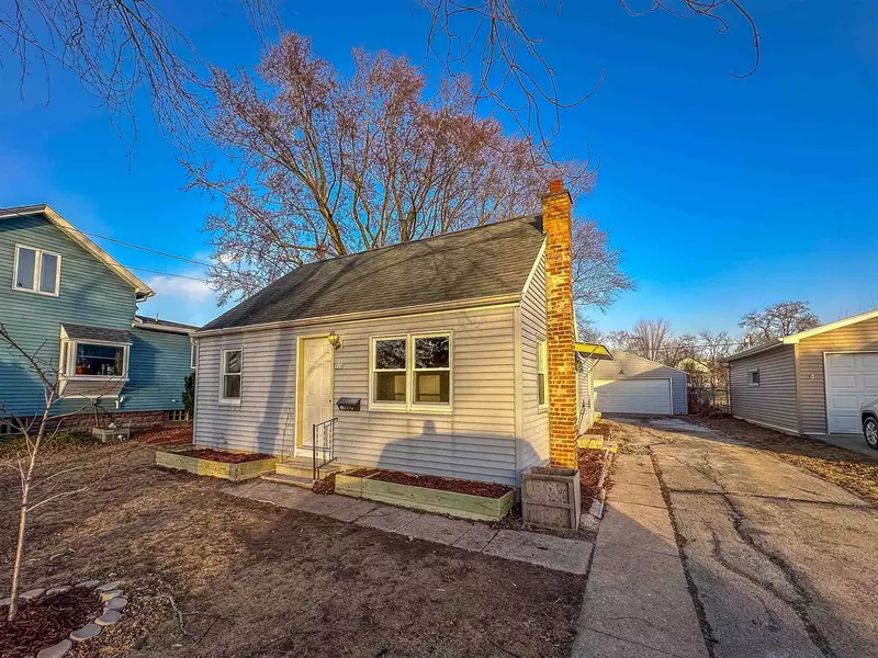 926 N LARK ST, Oshkosh, WI 54902