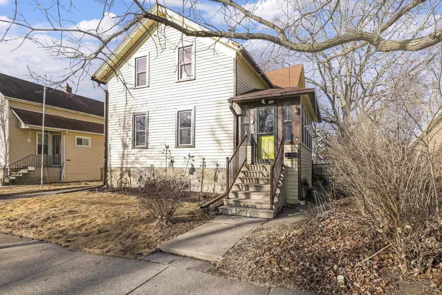 736 W 11TH AVE, Oshkosh, WI 54902-6312