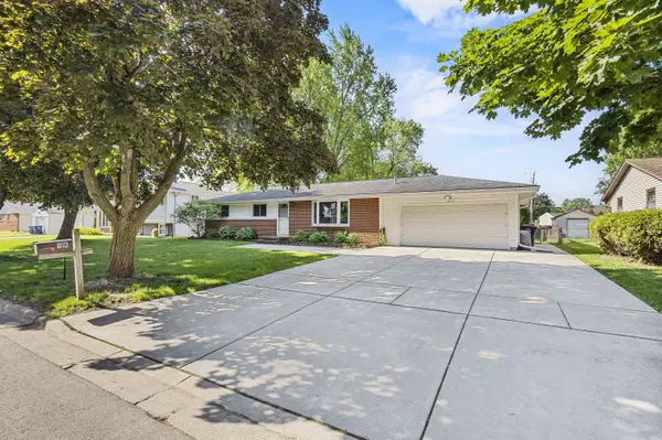 Green Bay, WI 54304,1073 APRIL LN