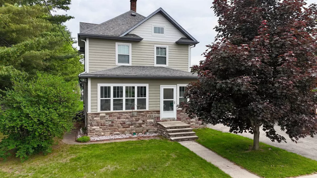 Shawano, WI 54166,221 E 5TH ST