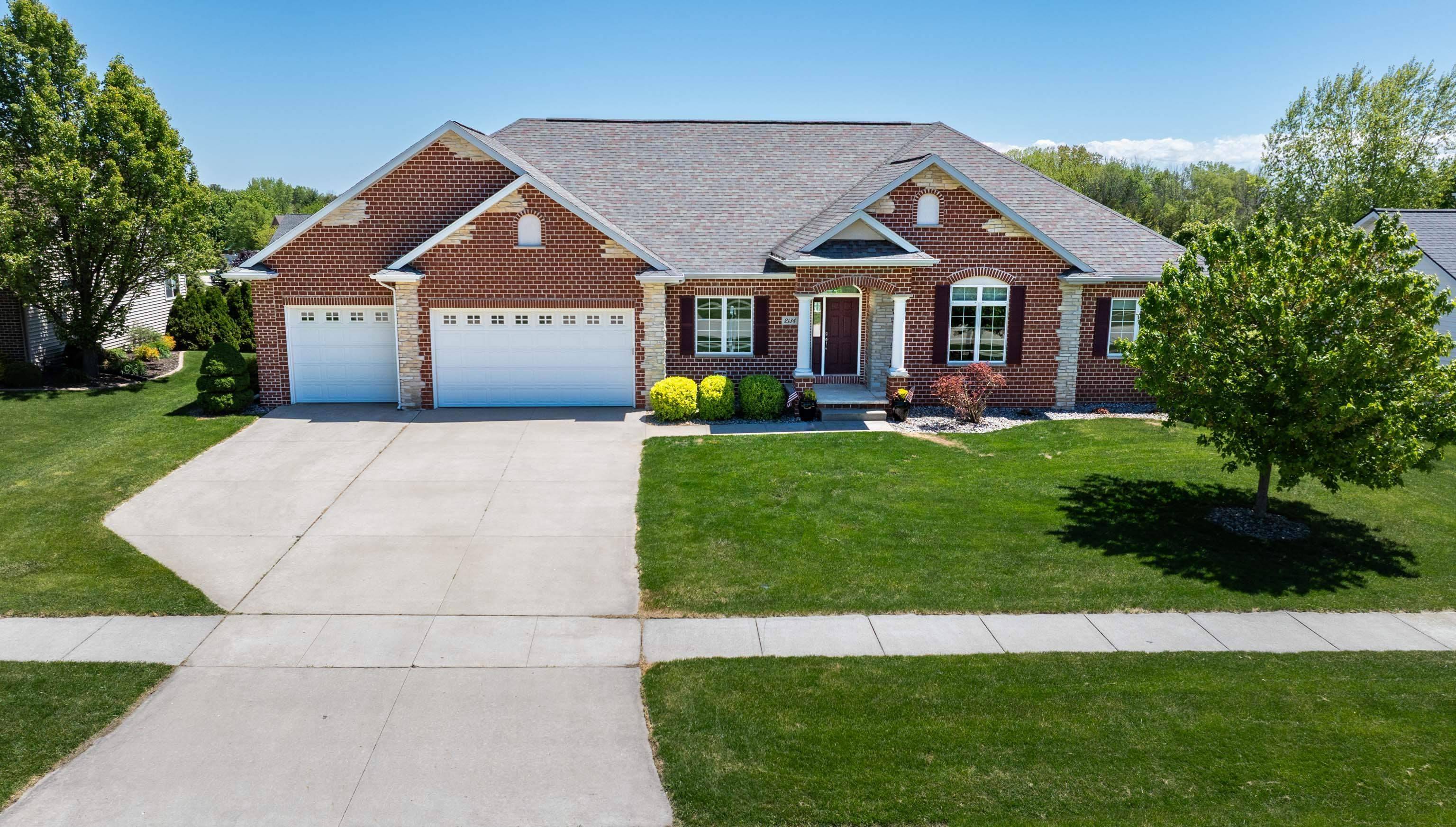 2134 LUXURY DR, Green Bay, WI 54313-3226