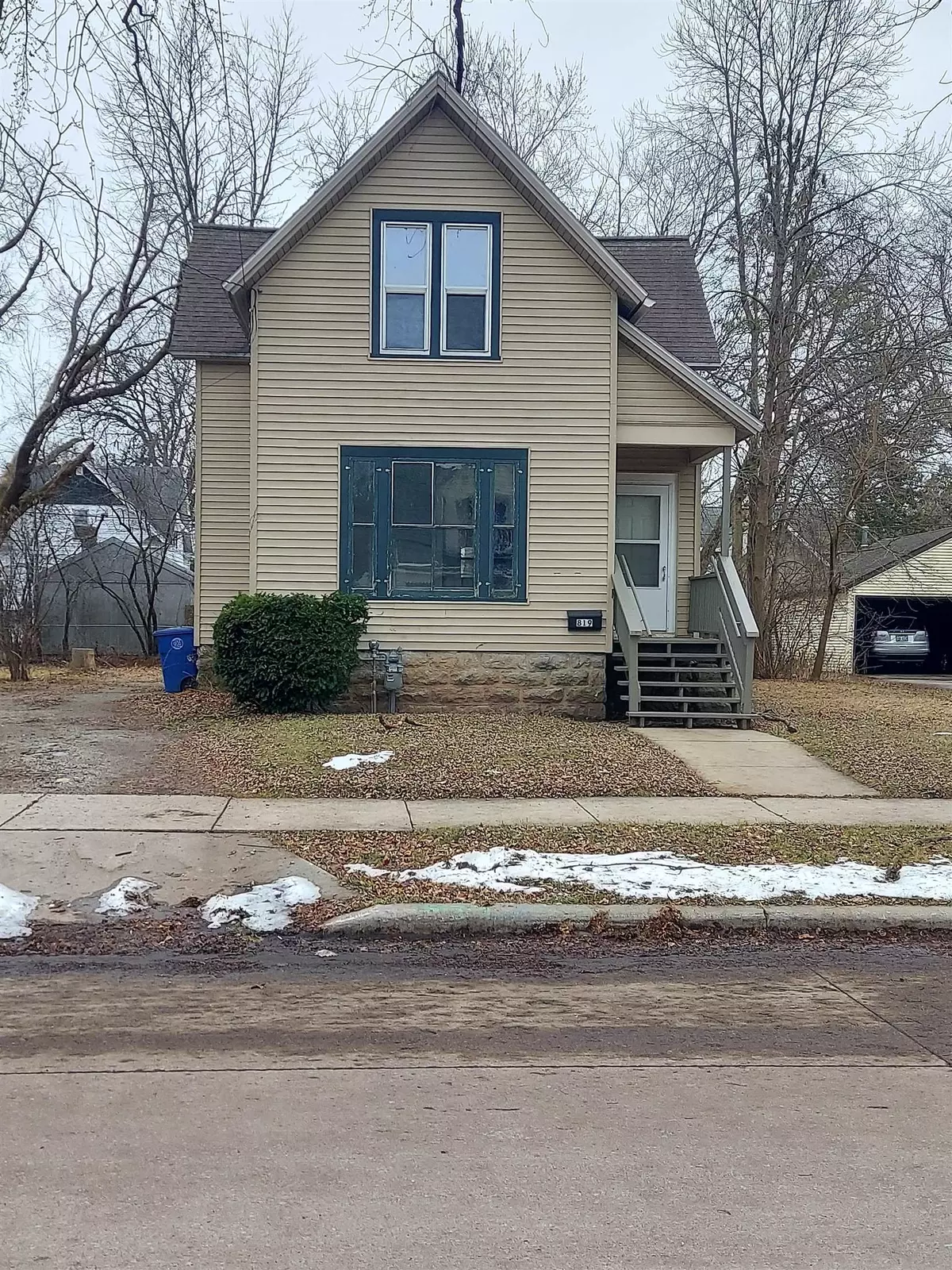Oshkosh, WI 54901,819 VINE AVE