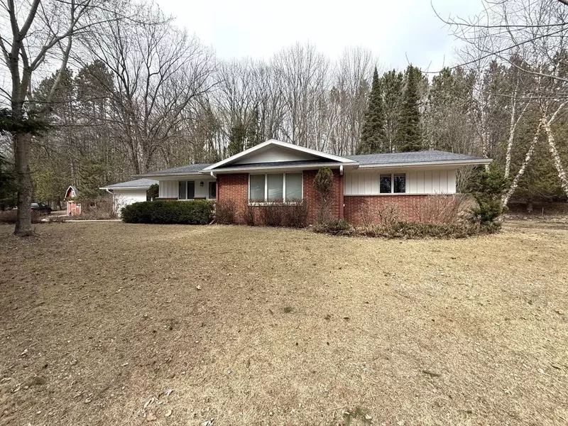1300 PARK HILL DR, Gresham, WI 54128-9532