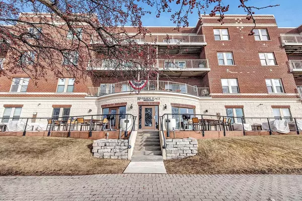 118 S WASHINGTON ST #208B, Green Bay, WI 54301