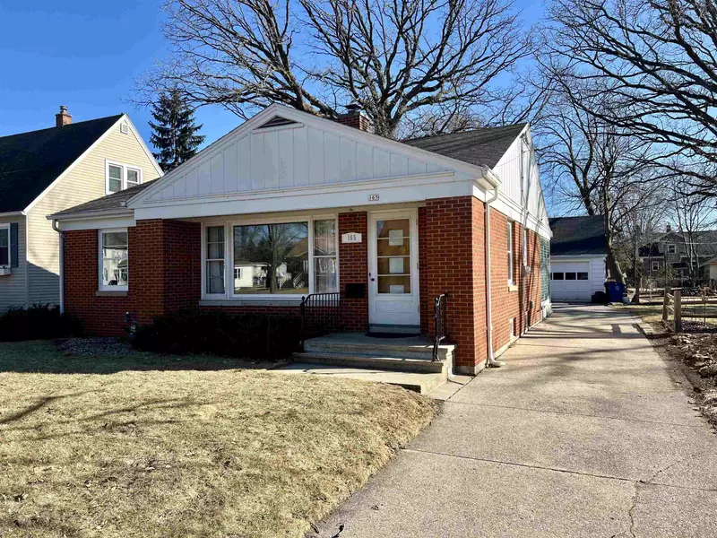 165 W 22ND AVE, Oshkosh, WI 54902