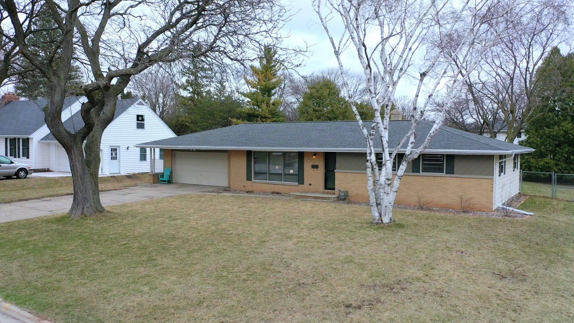 405 E BRIAR LN, Green Bay, WI 54301