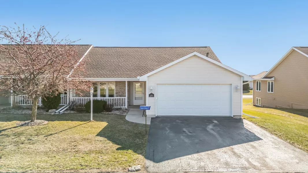 3175 WHITE TAIL LN #F, Oshkosh, WI 54904-6737