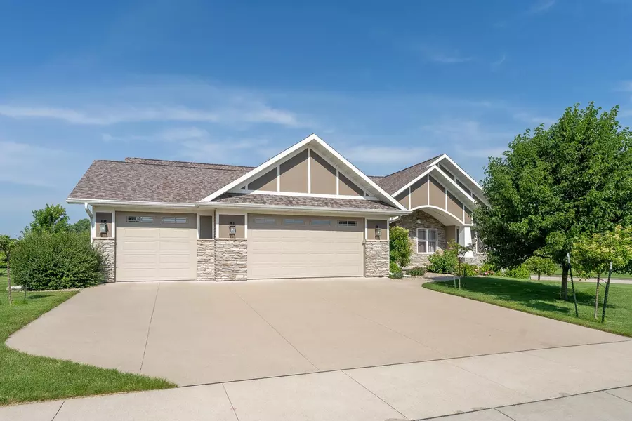 2105 MORNINGSTAR LN, Oshkosh, WI 54904