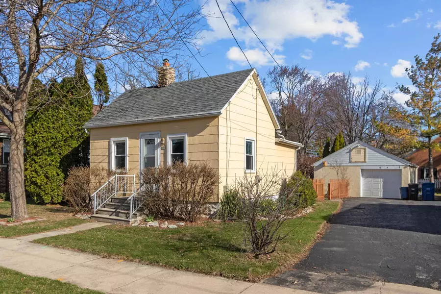 240 W 17TH AVE, Oshkosh, WI 54902