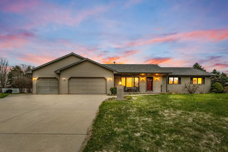 3068 LONGVIEW LN, Suamico, WI 54173-8126