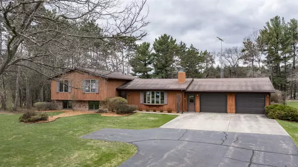 E2302 BARNHART DR, Waupaca, WI 54981