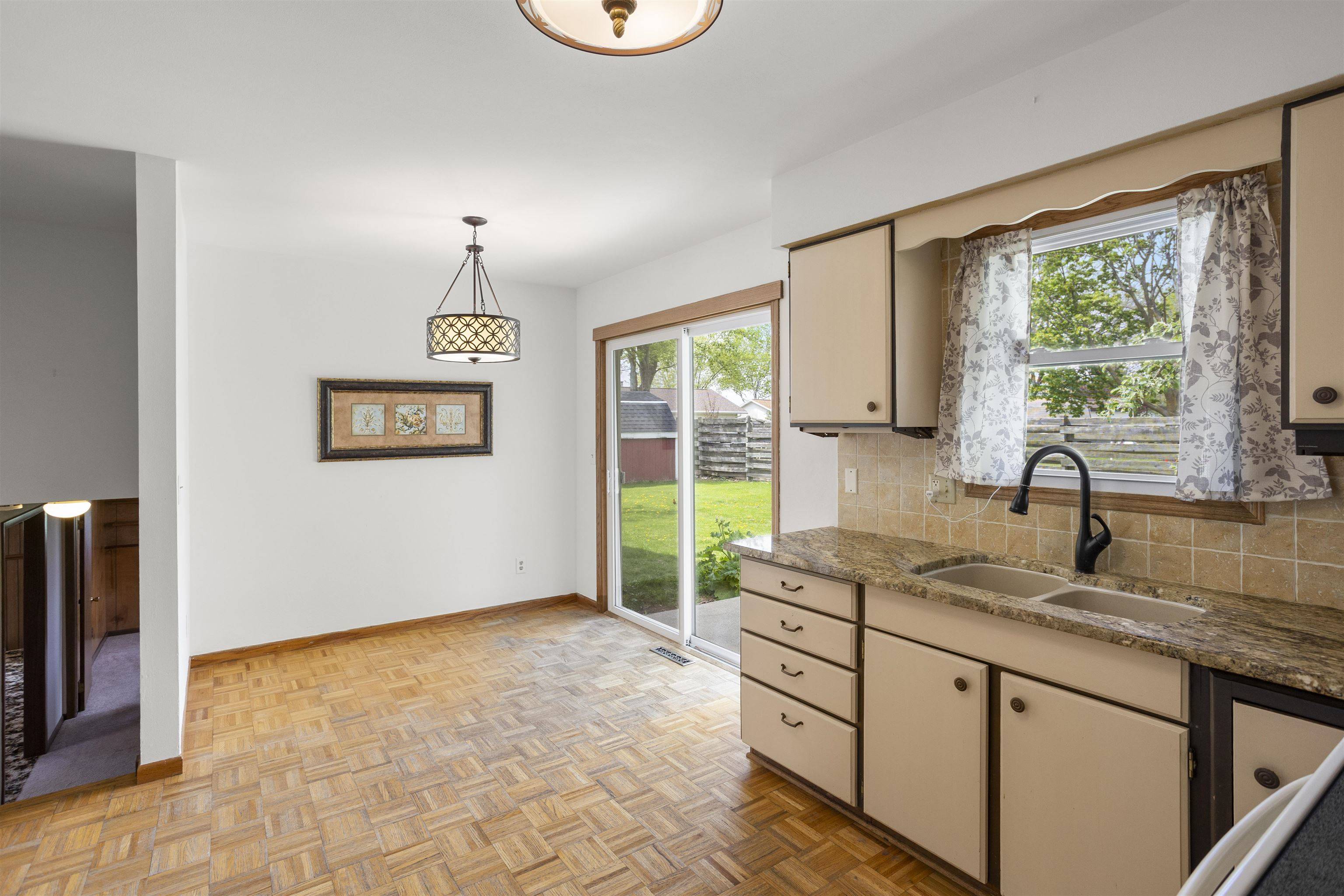 Little Chute, WI 54140,704 E GREENFIELD DR
