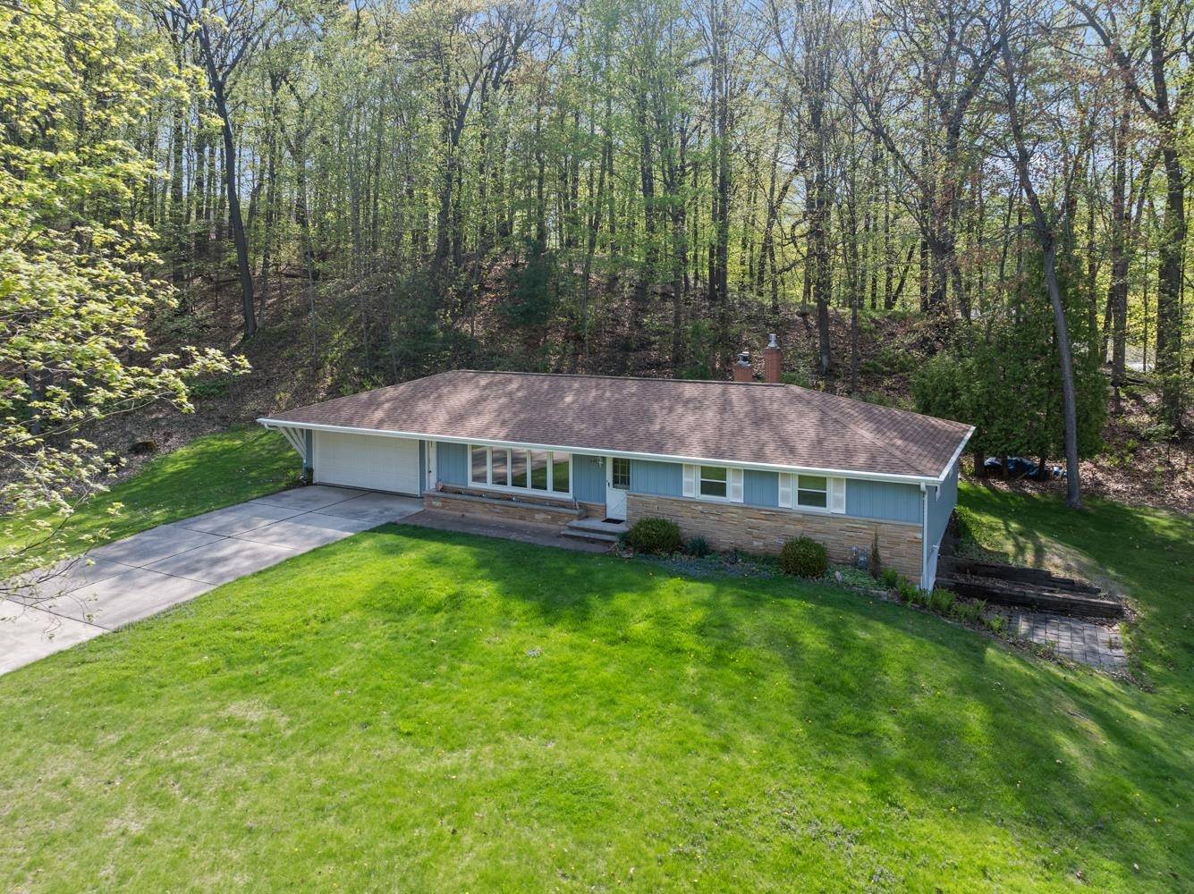 348 SWISS HILL DR, Green Bay, WI 54302-4326