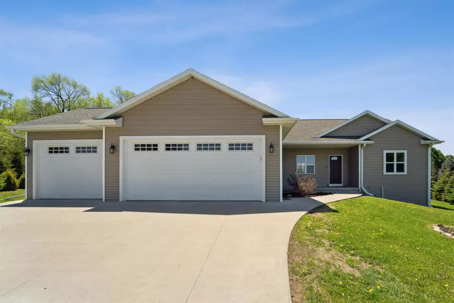 N3293 LEDGEVIEW DR, Chilton, WI 53014