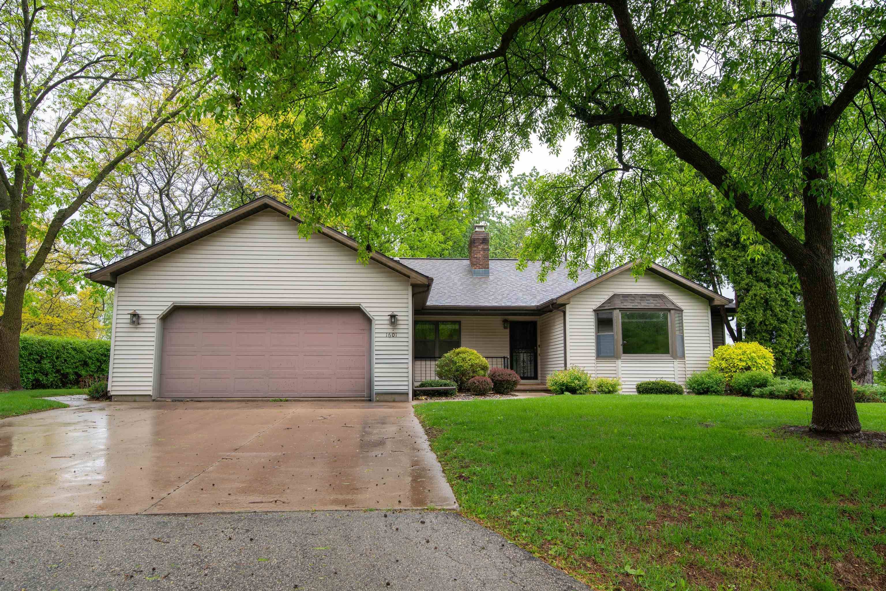 1601 LAKE BREEZE RD, Oshkosh, WI 54904