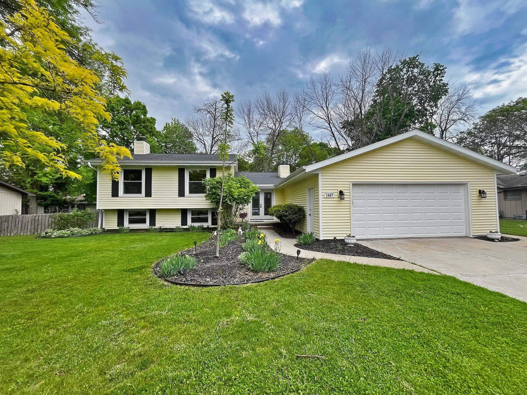1487 WINDMAR DR, Neenah, WI 54956