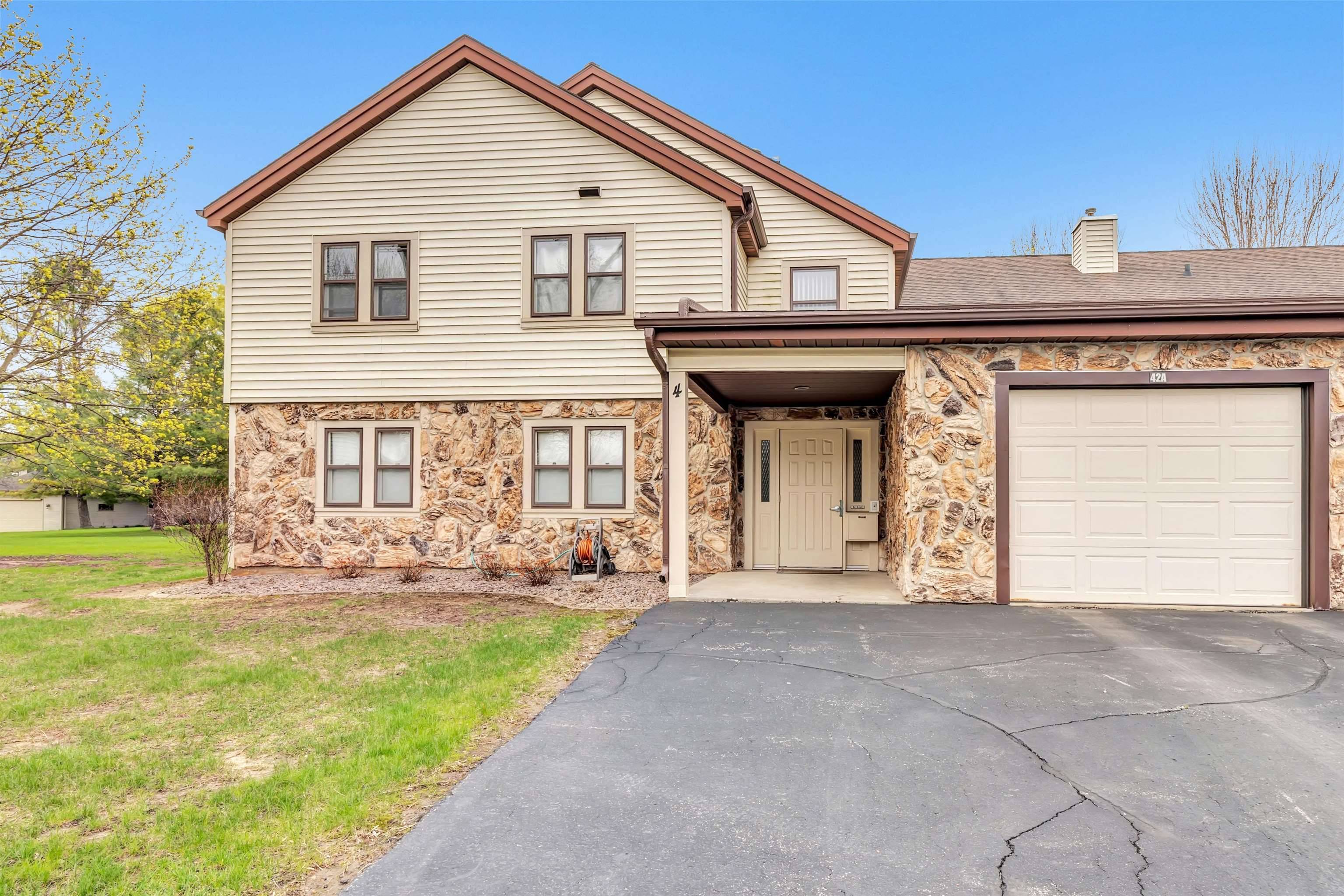 1820 RIDGEWAY DR #42A, De Pere, WI 54115