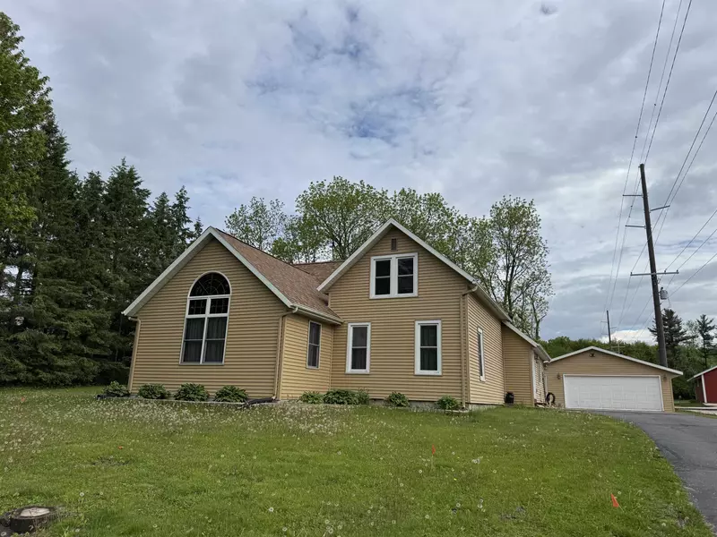 210 MCKINLEY ST, Iola, WI 54945-9624