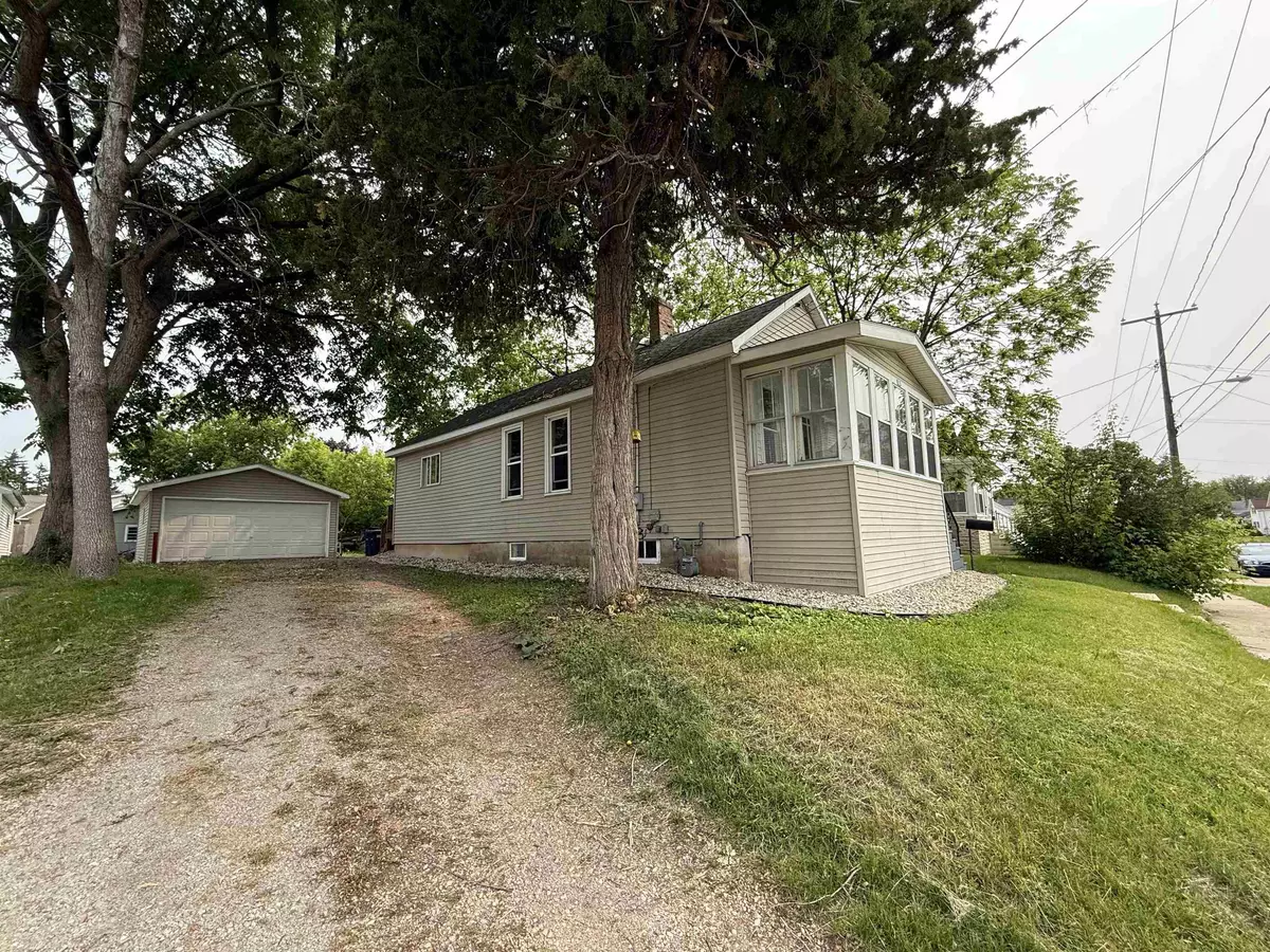 Oshkosh, WI 54902,828 W 10TH AVE