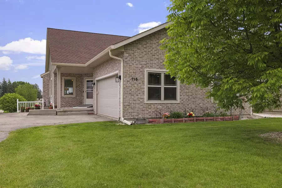 115 COMMUNITY DR, Fall River, WI 53932