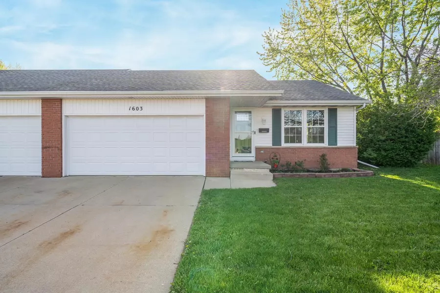 1603 MAPLEWOOD DR, Little Chute, WI 54140-2612