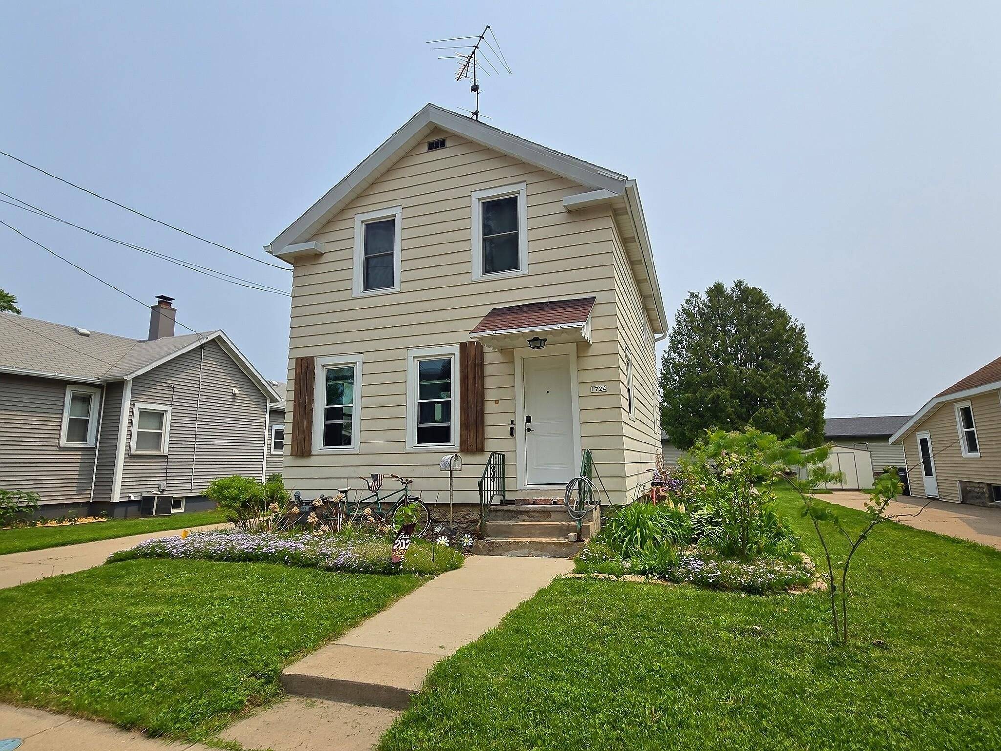 1724 ARIZONA ST, Oshkosh, WI 54902