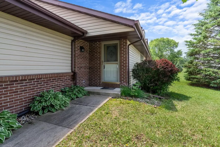 612 WELLINGTON DR, West Bend, WI 53090